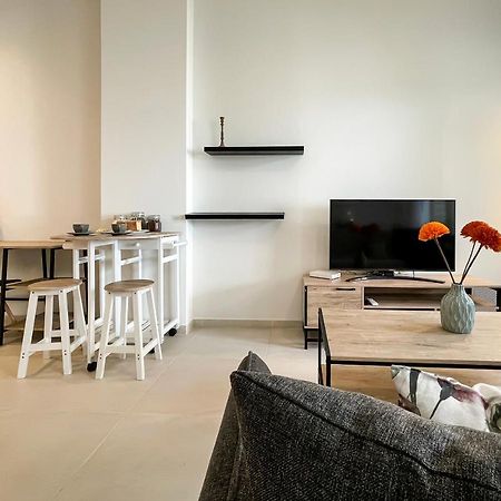Soho Modern 55Sqm Studio With Secret Garden Apartment Athena Bagian luar foto